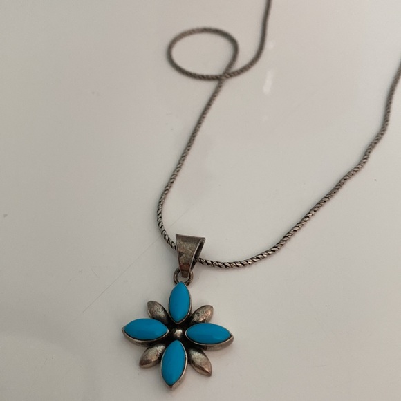 Silver flower pendant - Picture 4 of 5
